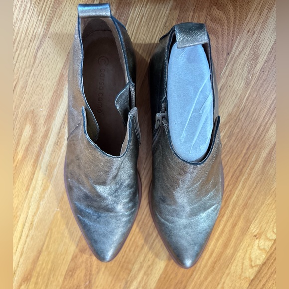 Ancient Gold Ankle Boots with Western Flair - Picture 8 of 11